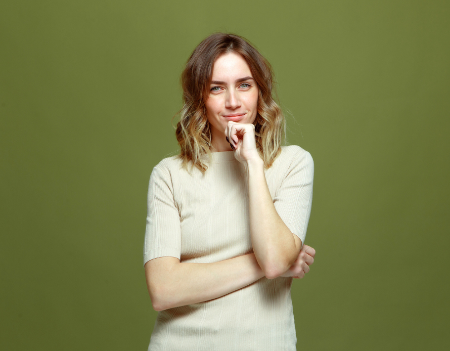 אישה חושבת על שינוי מקצועי