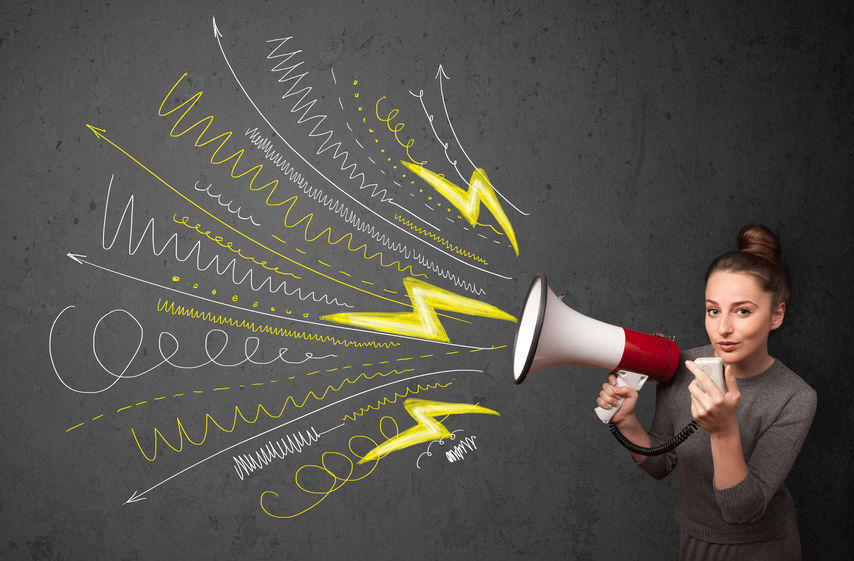 אישה עם מגפון